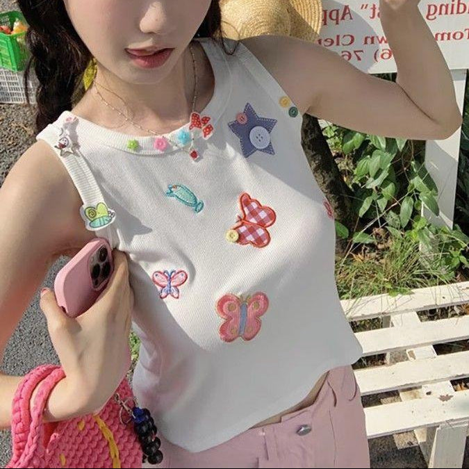 Model wearing the white Charm Collector Tank outdoors while holding a pink phone and bag.